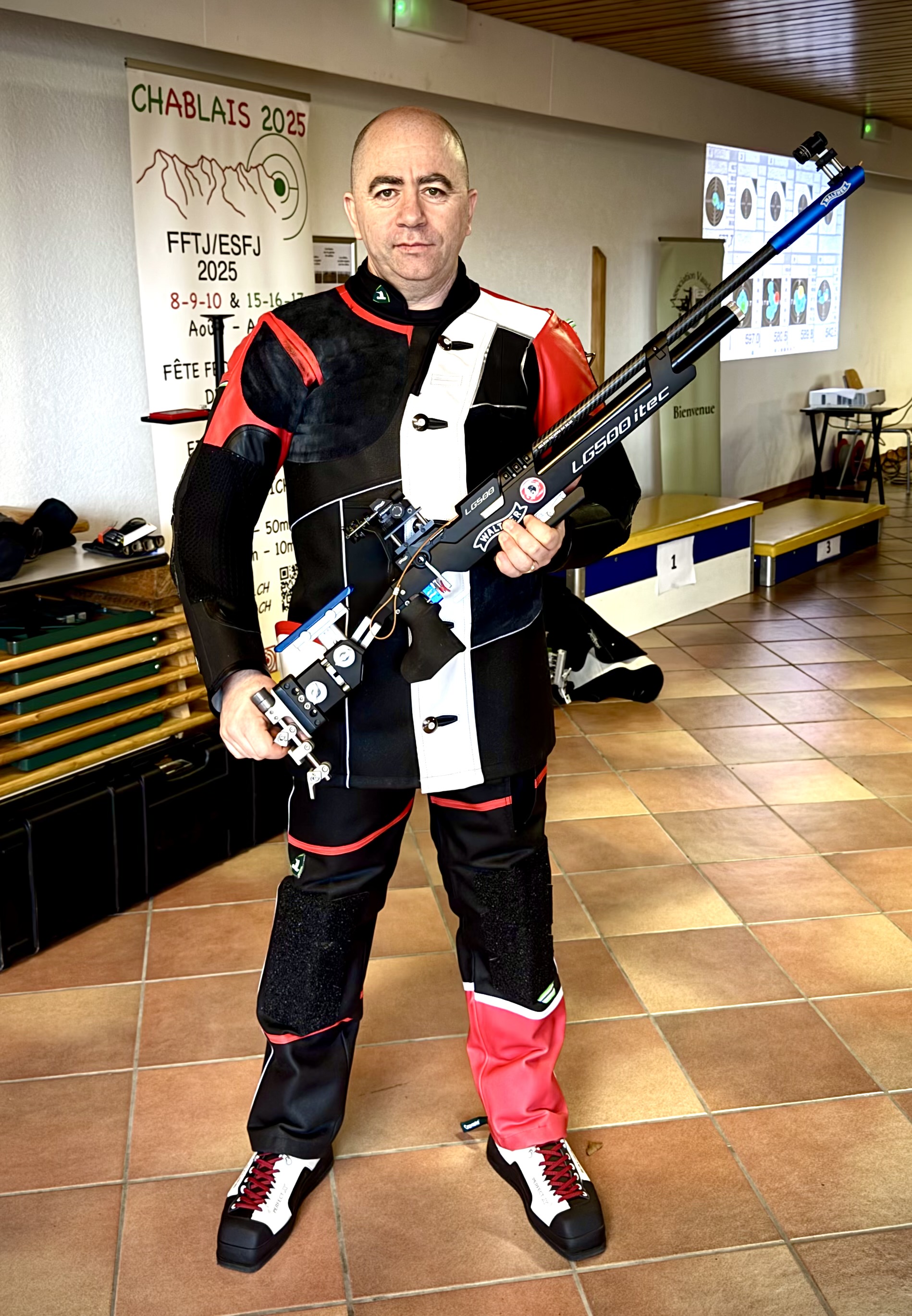 Nelson PS — Fondateur d'Aura Precision, en tenue de compétition avec sa carabine 10 m